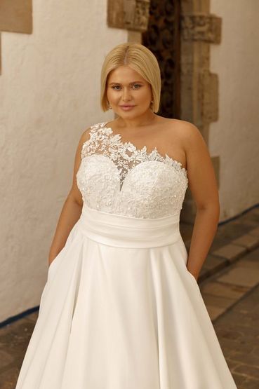 Monica Loretti Curvy bei Brautmoden Tirol Mieming